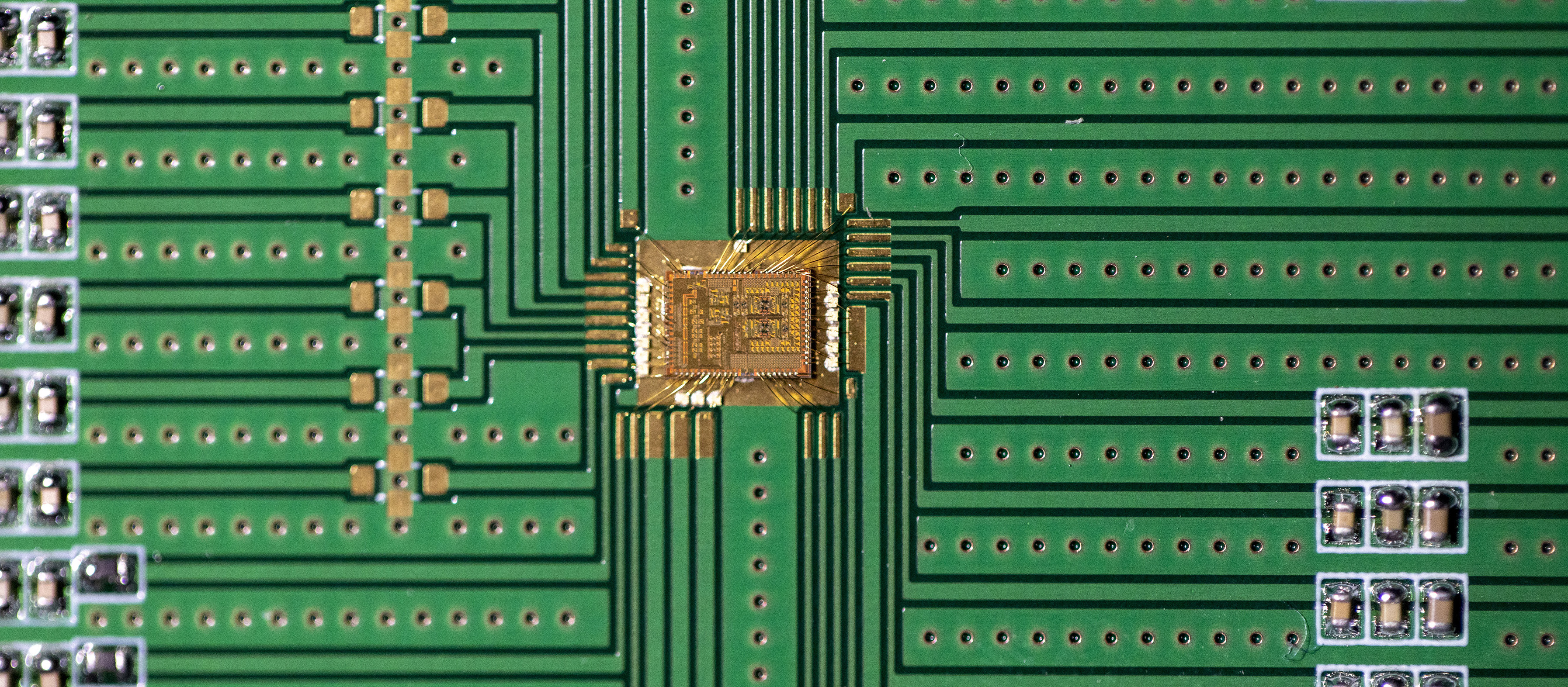 Chip-on-board single channel T/R module